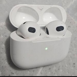 EUC Auotentic APPLE Air Pods And charger in a box
